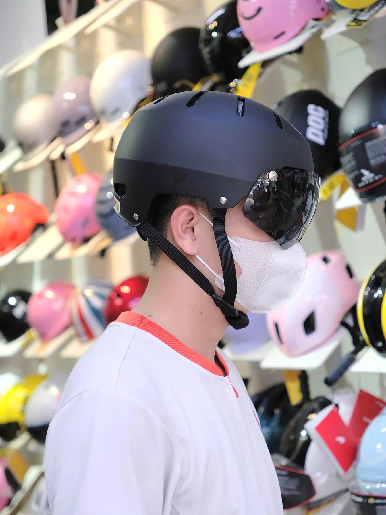 Nón Bảo Hiểm Poc 05 Đen Nhám Độ Kính Nam Châm Góc Nghiêng