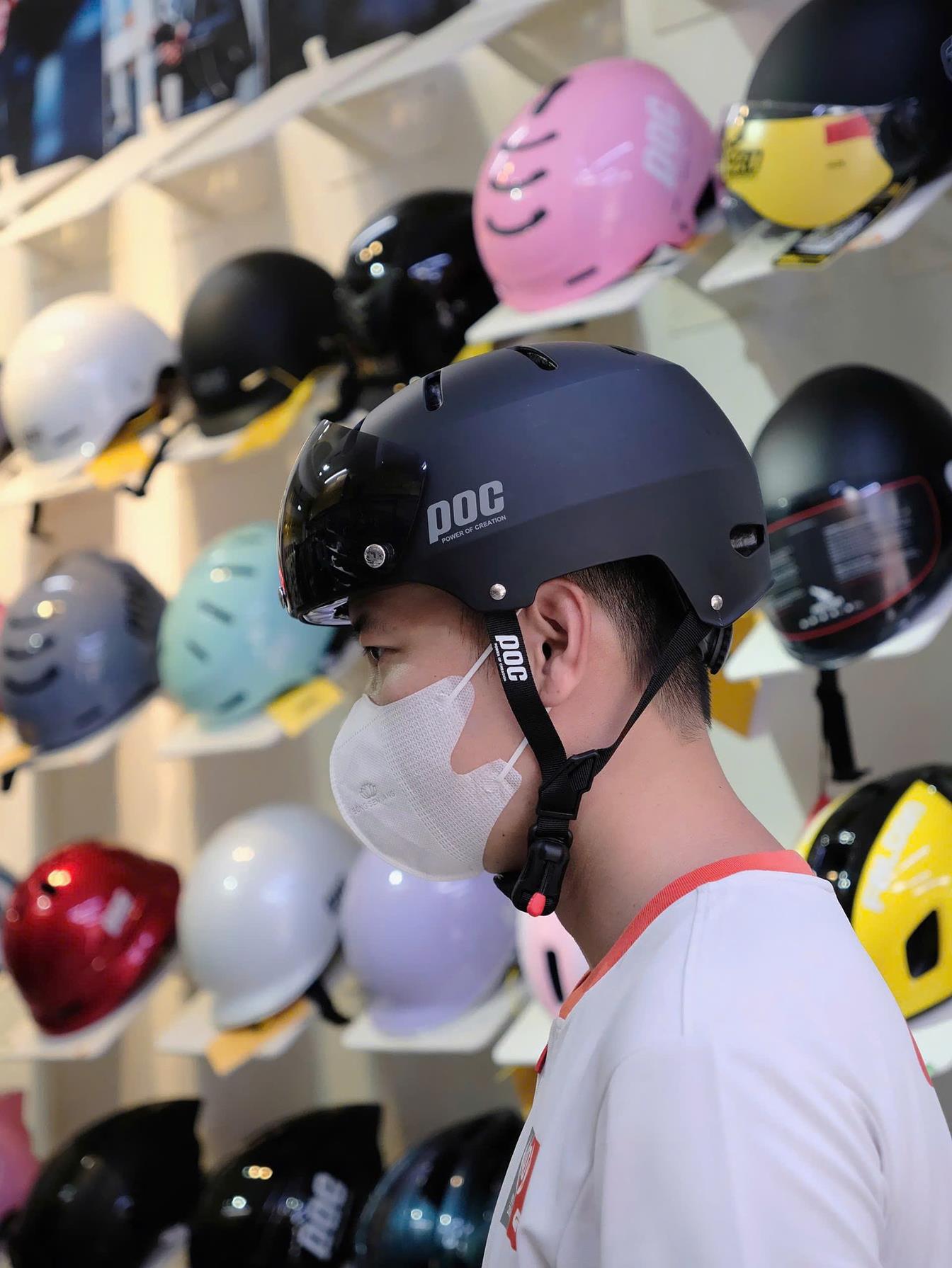 Nón Bảo Hiểm Poc 05 Đen Nhám Độ Kính Nam Châm Góc Nghiêng Trái